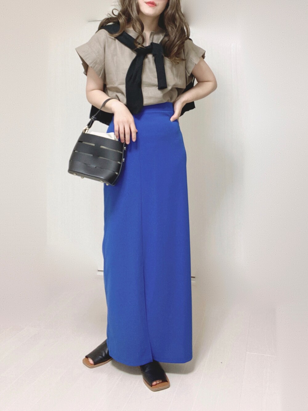 ブラウン系のシャツ/ブラウス、ブラック系のカーディガン/ボレロ、ブラック系のショルダーバッグを着用したレディースの夏コーディネートの4枚目の写真