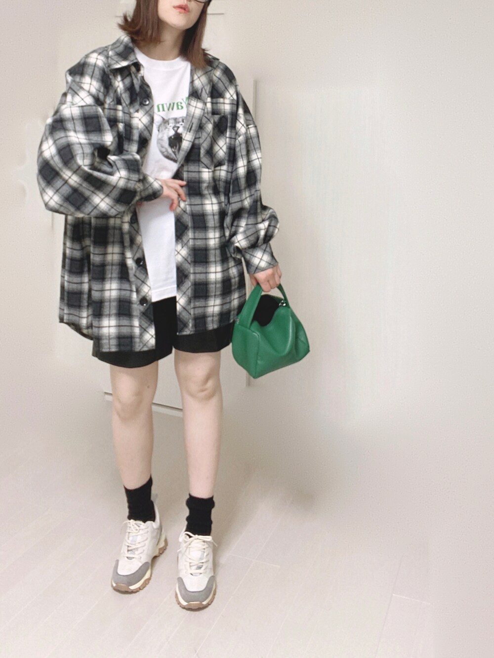 ホワイト系のTシャツ/カットソー、ベージュ系のスニーカー、ブラック系のその他パンツを着用したレディースの秋コーディネートの3枚目の写真