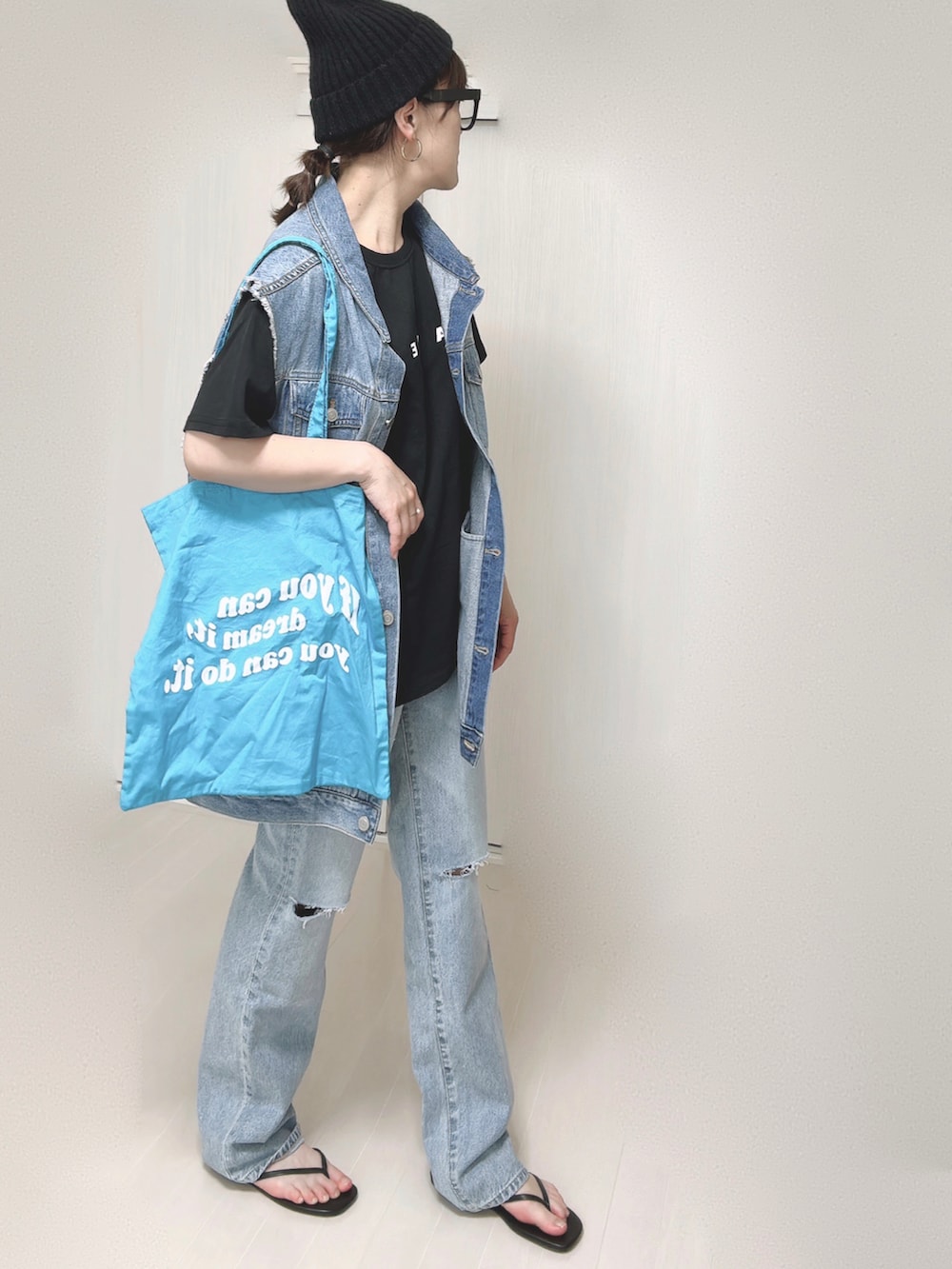ブルー系のベスト、ブラック系のTシャツ/カットソー、ブルー系のトートバッグを着用したレディースの夏コーディネートの3枚目の写真