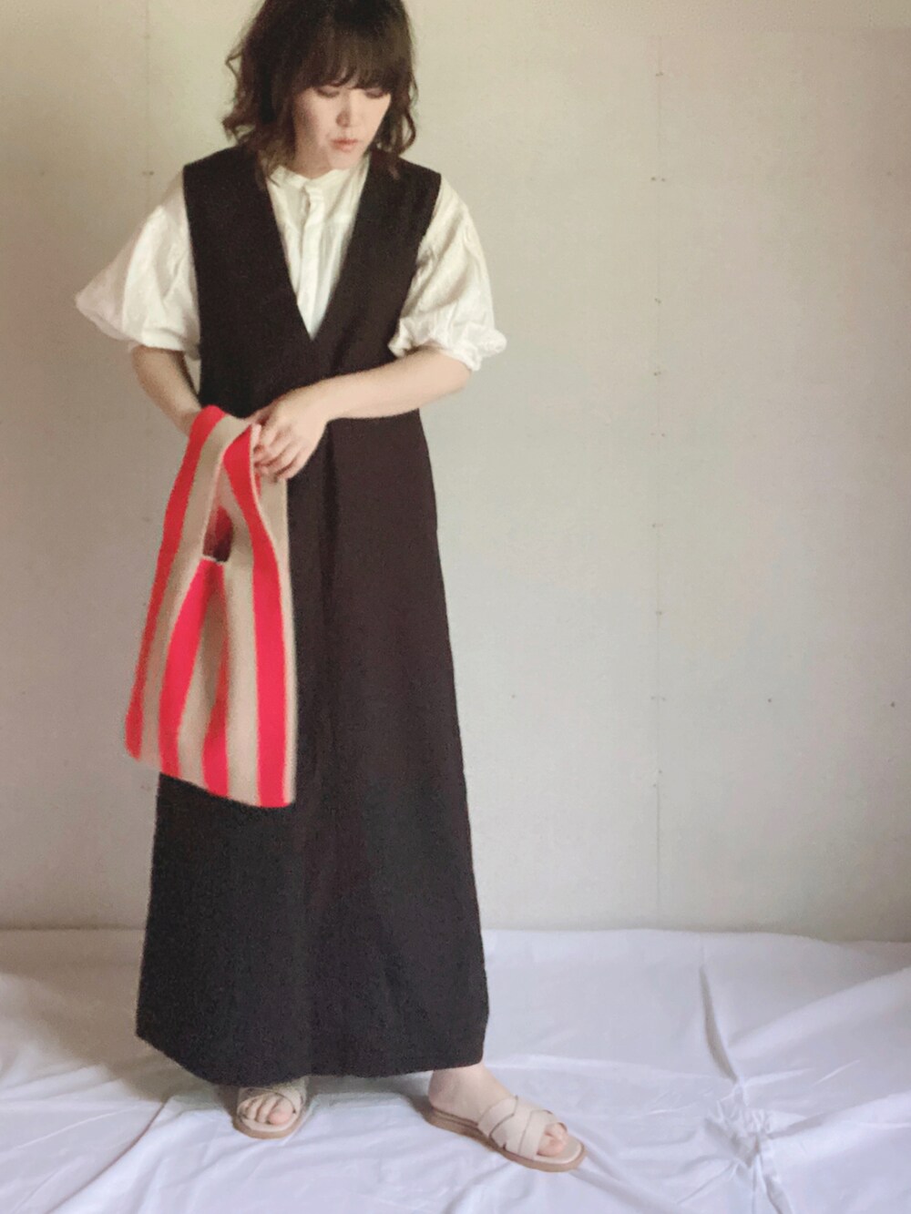 ブラック系のワンピース、ホワイト系のシャツ/ブラウス、ホワイト系のサンダルを着用したレディースの夏コーディネートの4枚目の写真