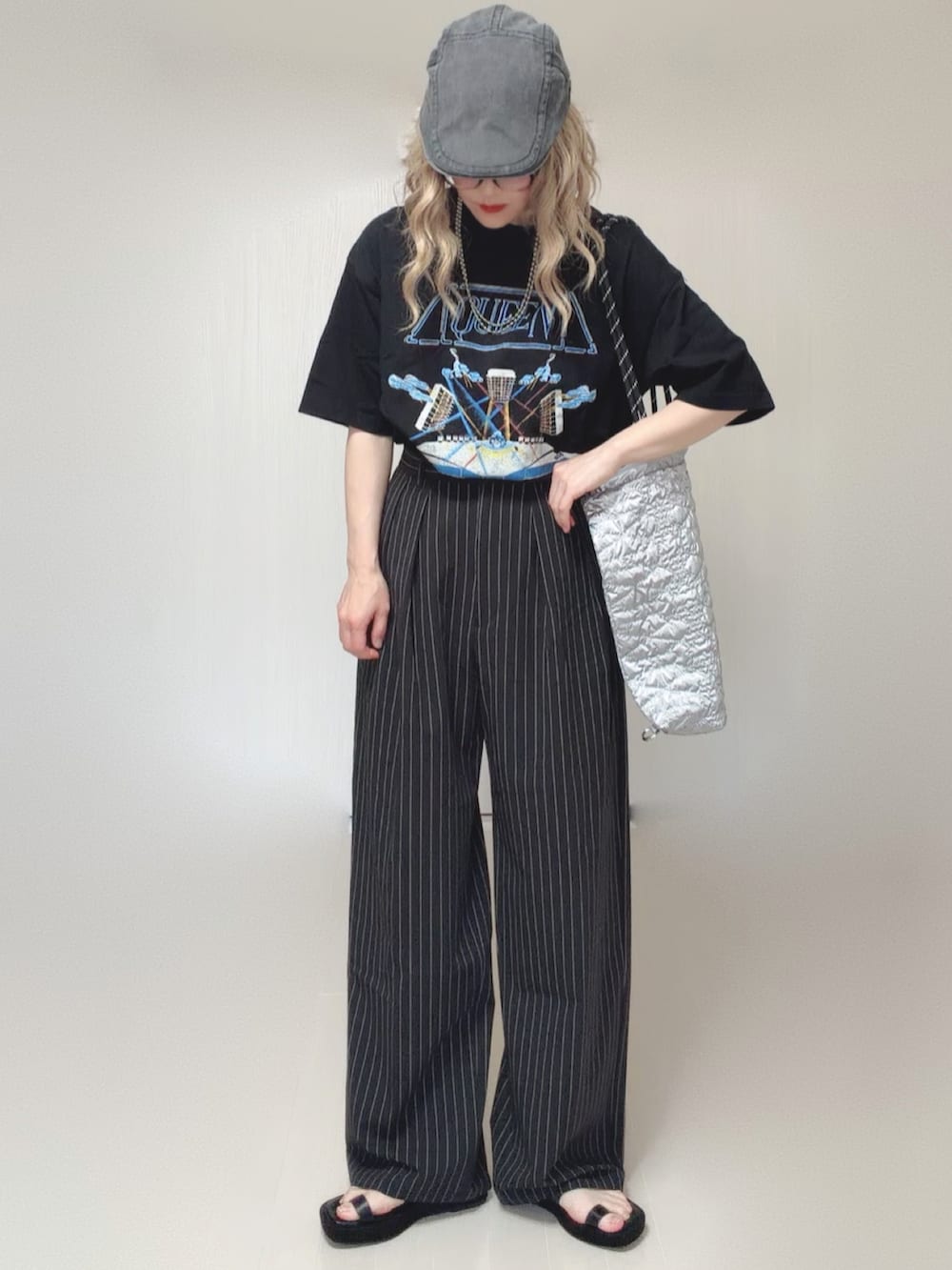 シルバー系のトートバッグ、ブラック系のサンダル、イエロー系のTシャツ/カットソーを着用したレディースの夏コーディネートの5枚目の写真
