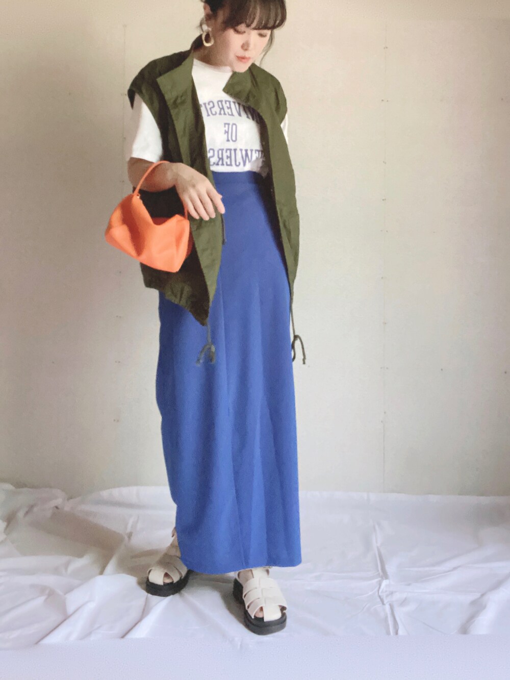 ホワイト系のTシャツ/カットソー、グリーン系のその他アウター、オレンジ系のショルダーバッグを着用したレディースの夏コーディネートの3枚目の写真