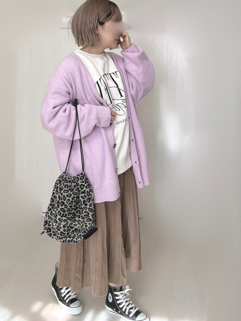 パープル系のカーディガン/ボレロ、その他のエコバッグ/サブバッグ、ブラウン系のスカートを着用したレディースの冬コーディネートの4枚目の写真