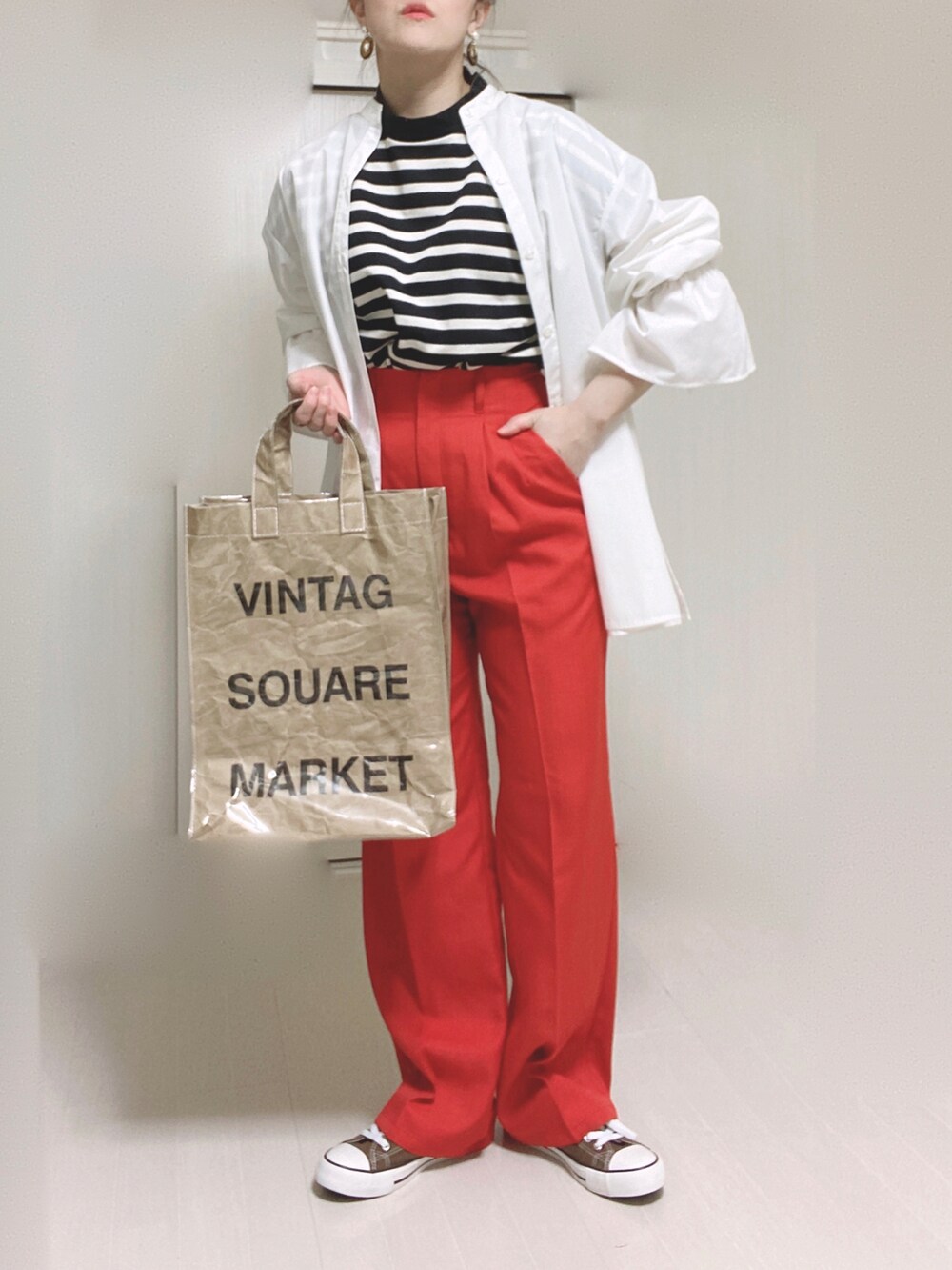 ホワイト系のTシャツ/カットソー、ホワイト系のシャツ/ブラウス、グリーン系のトートバッグを着用したレディースの春コーディネートの2枚目の写真