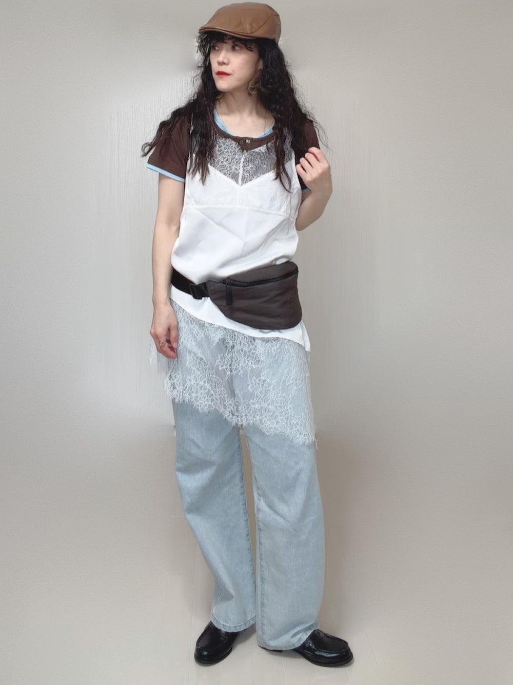 ブラウン系のTシャツ/カットソー、ホワイト系のキャミソール、ブルー系のデニムパンツを着用したレディースの春コーディネートの4枚目の写真