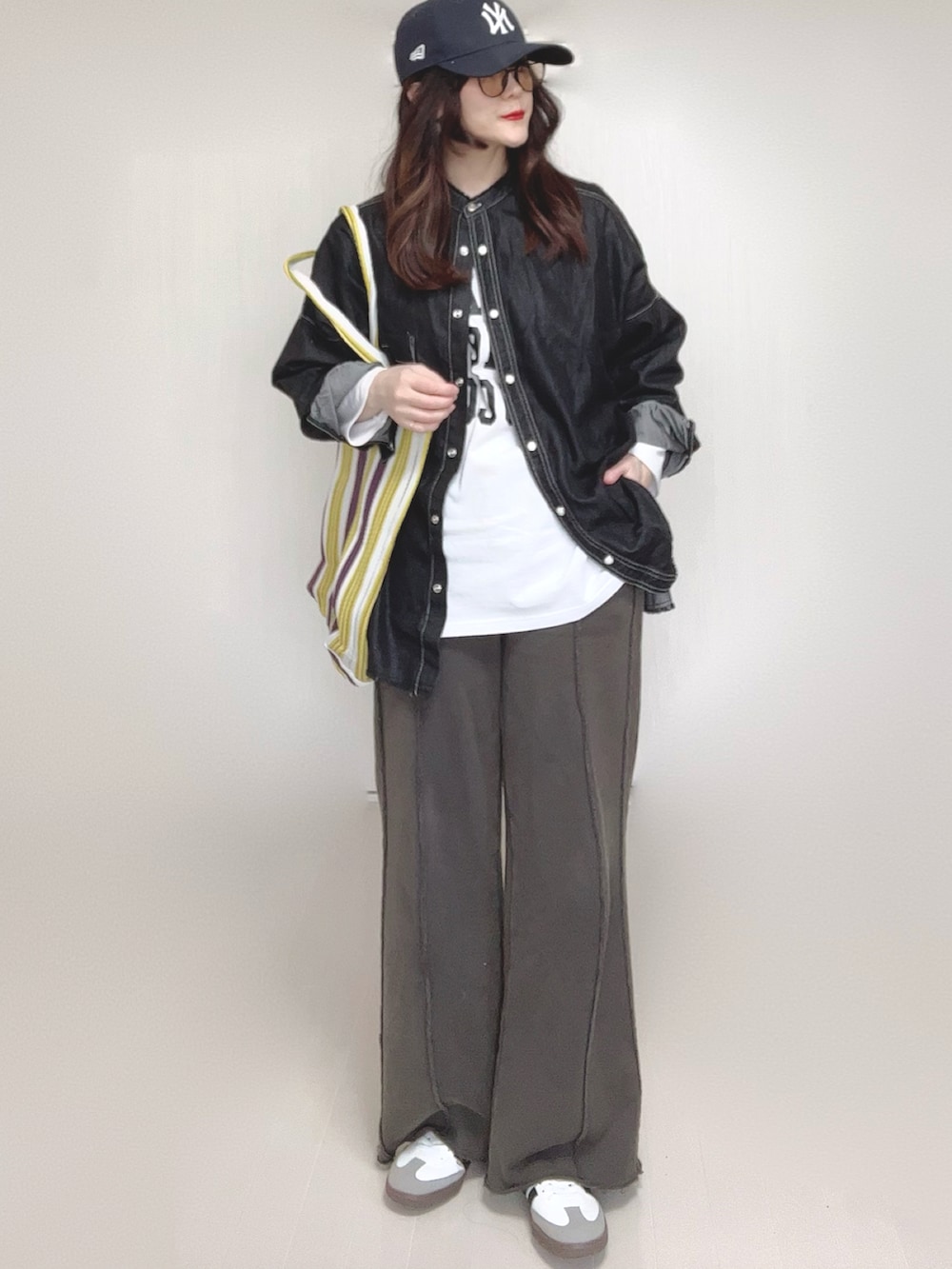 ブラック系のスウェットパンツ、ブラック系のシャツ/ブラウス、ホワイト系のTシャツ/カットソーを着用したレディースの春コーディネートの5枚目の写真