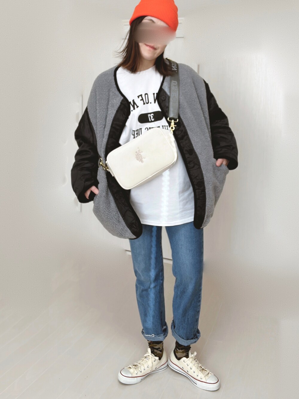 ホワイト系のTシャツ/カットソー、グレー系のノーカラージャケット、ホワイト系のショルダーバッグを着用したレディースの冬コーディネートの4枚目の写真