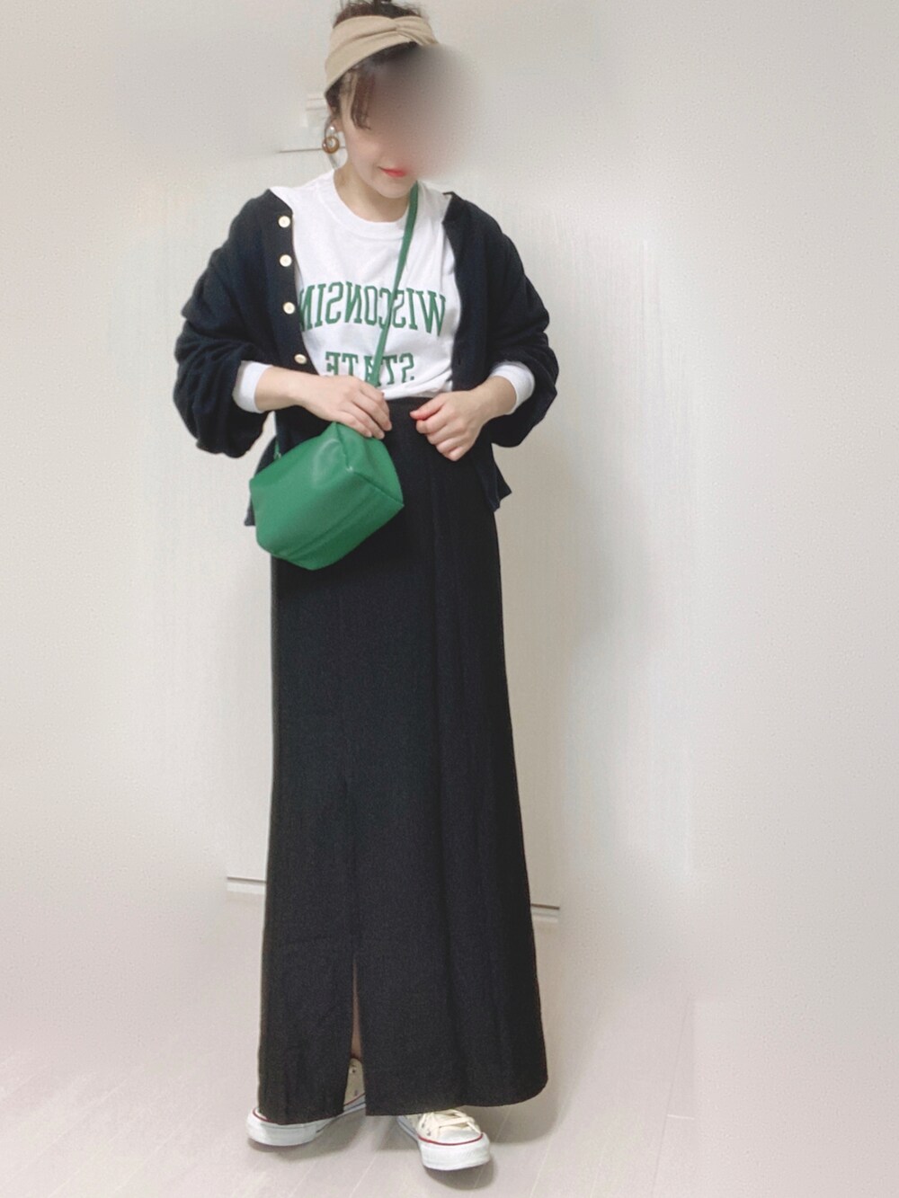 ホワイト系のTシャツ/カットソー、ブラック系のカーディガン/ボレロ、グリーン系のハンドバッグを着用したレディースの夏コーディネートの5枚目の写真