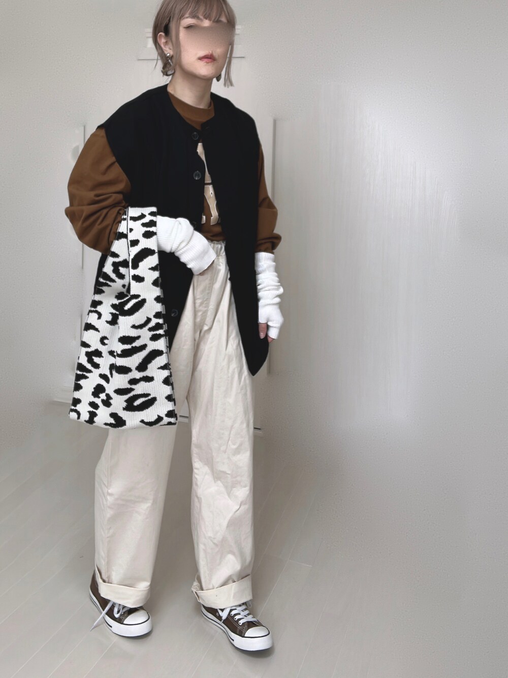 ホワイト系のその他パンツ、ブラック系のベスト、ブラウン系のTシャツ/カットソーを着用したレディースの冬コーディネートの4枚目の写真