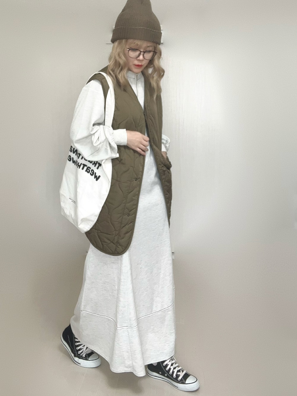 グレー系のワンピース、グリーン系のジャケット/アウター、ホワイト系のトートバッグを着用したレディースの秋コーディネートの4枚目の写真