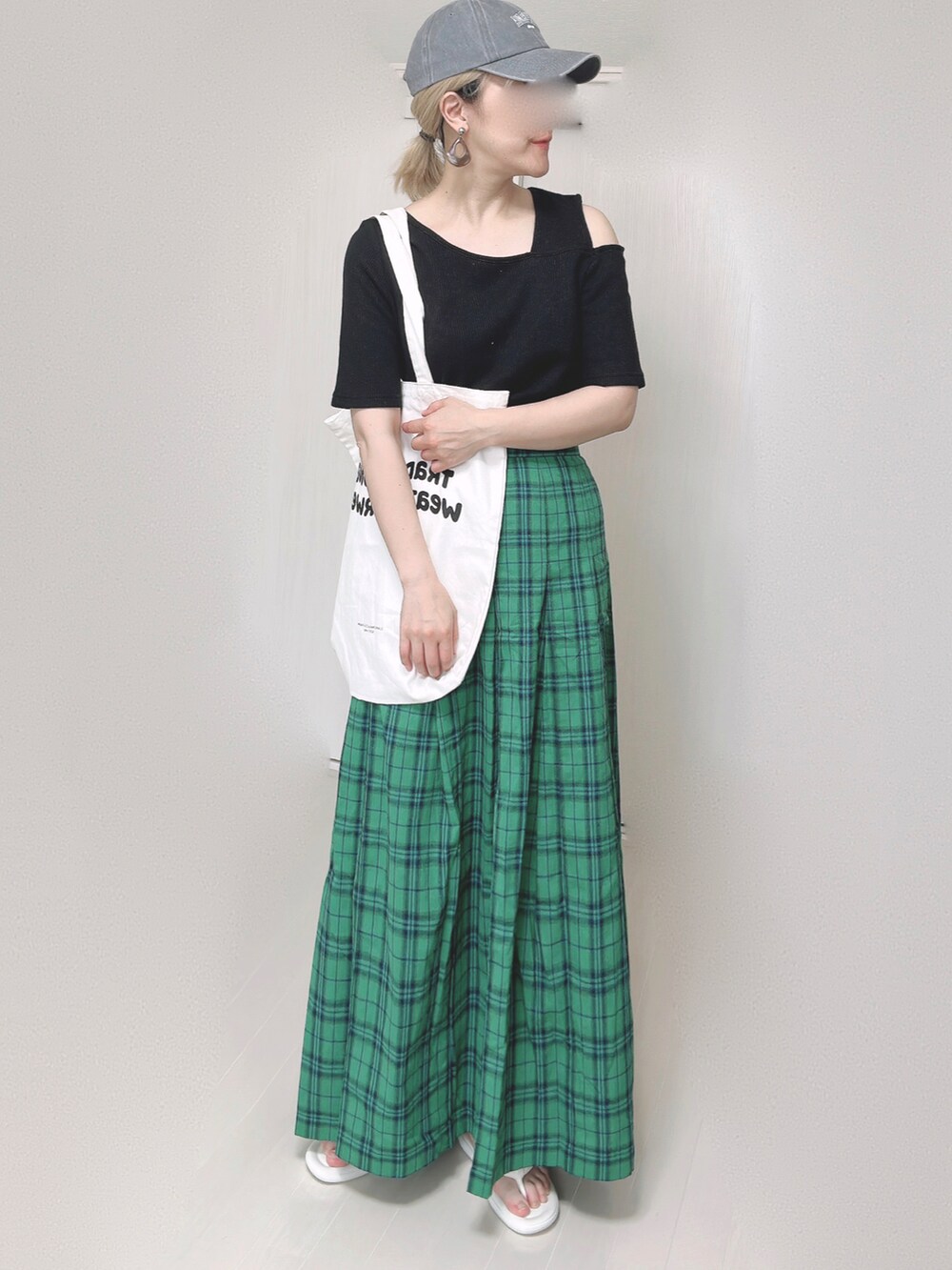 ブラック系のTシャツ/カットソー、ホワイト系のトートバッグ、グリーン系のスカートを着用したレディースの夏コーディネートの2枚目の写真