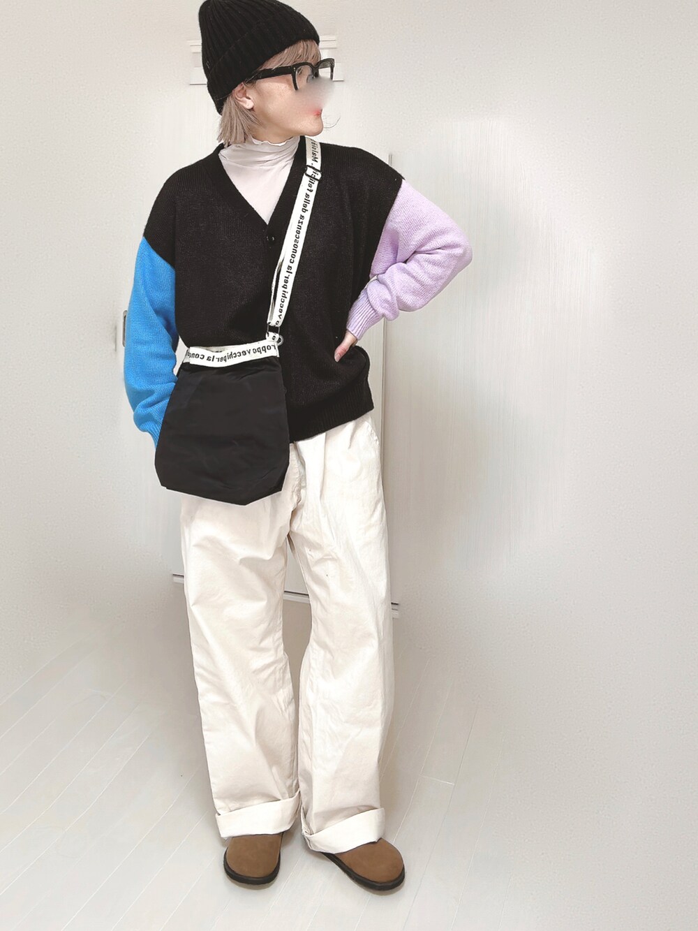 ホワイト系のその他パンツ、ブラック系のカーディガン/ボレロ、ブラック系のショルダーバッグを着用したレディースの春コーディネートの2枚目の写真
