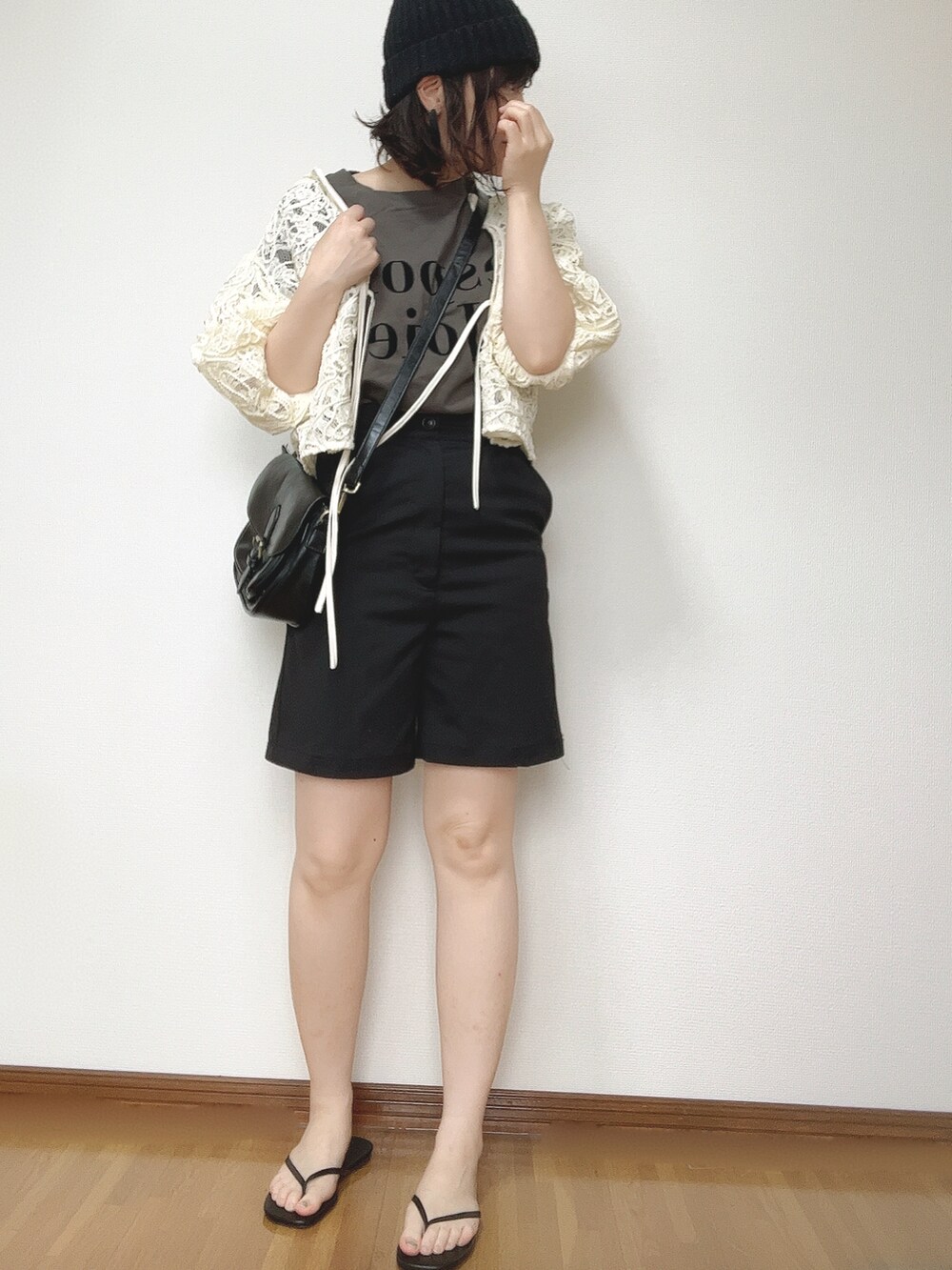 ホワイト系のシャツ/ブラウス、ブラック系のその他パンツ、ブラック系のショルダーバッグを着用したレディースの夏コーディネートの2枚目の写真