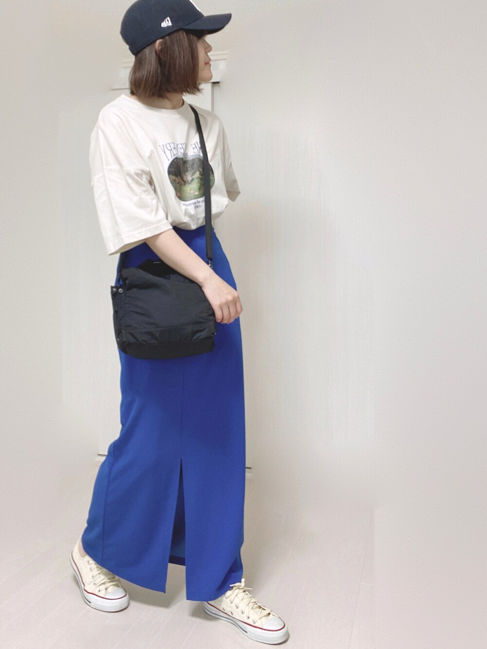 ホワイト系のTシャツ/カットソー、ブラック系のショルダーバッグ、ブルー系のスカートを着用したレディースの夏コーディネートの4枚目の写真