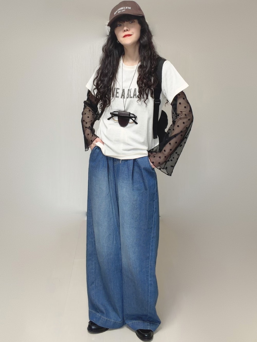 ホワイト系のTシャツ/カットソー、ブラック系のシャツ/ブラウス、ブラック系のローファーを着用したレディースの春コーディネートの5枚目の写真