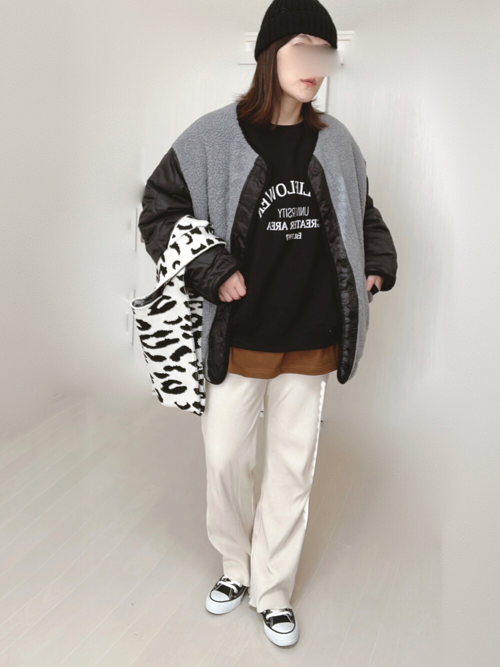 グレー系のノーカラージャケット、ブラック系のスウェット、ブラウン系のTシャツ/カットソーを着用したレディースの冬コーディネートの2枚目の写真