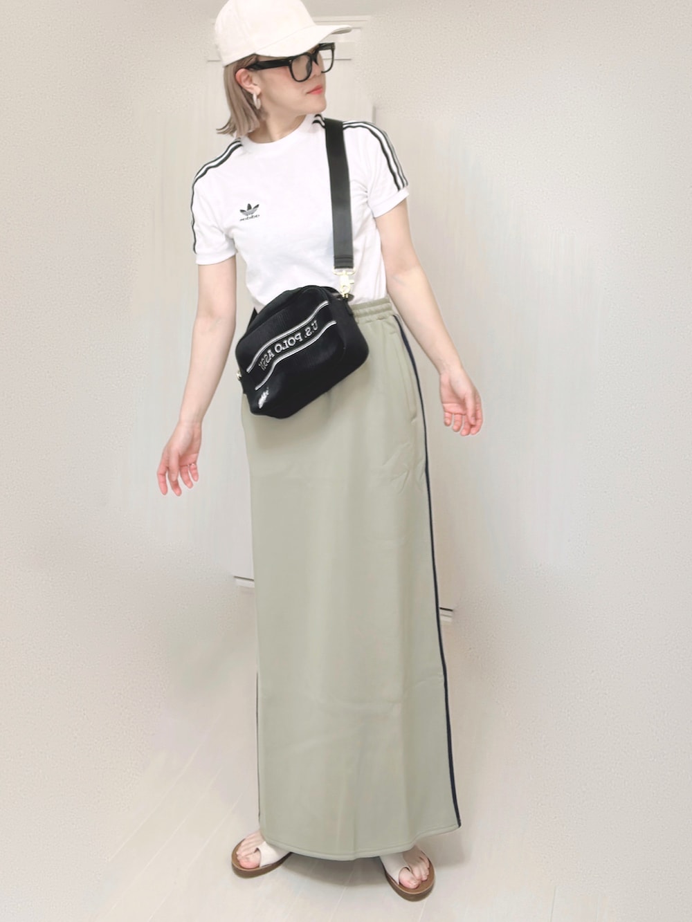 ホワイト系のTシャツ/カットソー、ブラック系のショルダーバッグ、ブルー系のスカートを着用したレディースの夏コーディネートの4枚目の写真