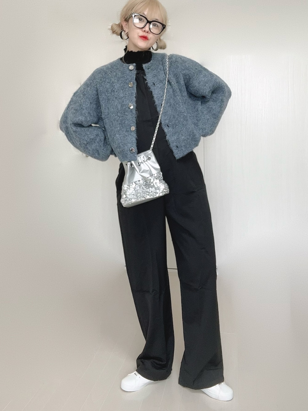 ブルー系のカーディガン/ボレロ、ブラック系のTシャツ/カットソー、シルバー系のショルダーバッグを着用したレディースの秋コーディネートの2枚目の写真