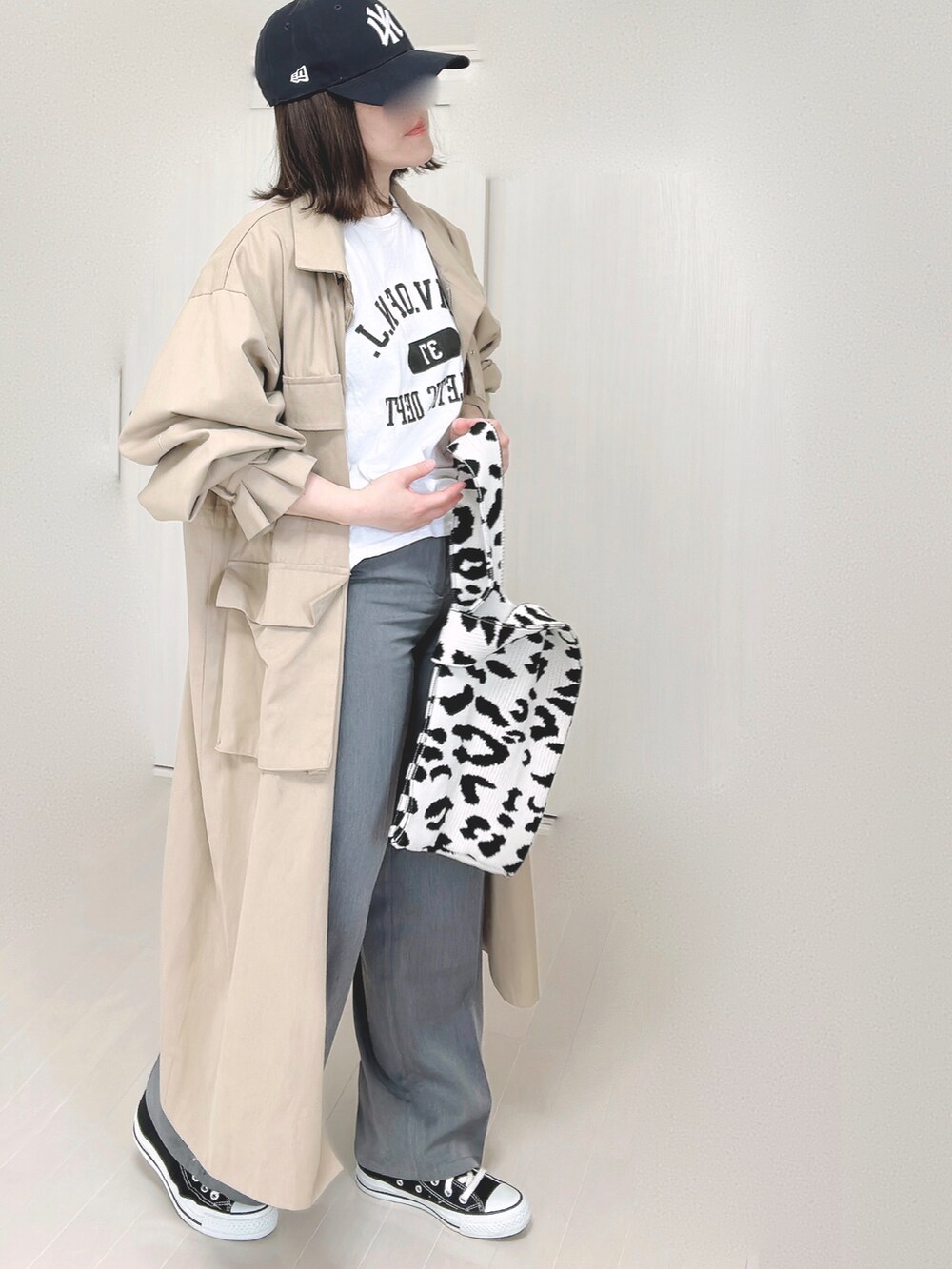 ホワイト系のTシャツ/カットソー、ベージュ系のその他アウター、ブラック系のスニーカーを着用したレディースの秋コーディネートの3枚目の写真