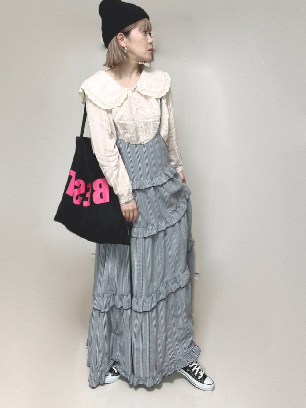 ブラック系のワンピース、ベージュ系のシャツ/ブラウス、ブラック系のトートバッグを着用したレディースの夏コーディネートの2枚目の写真