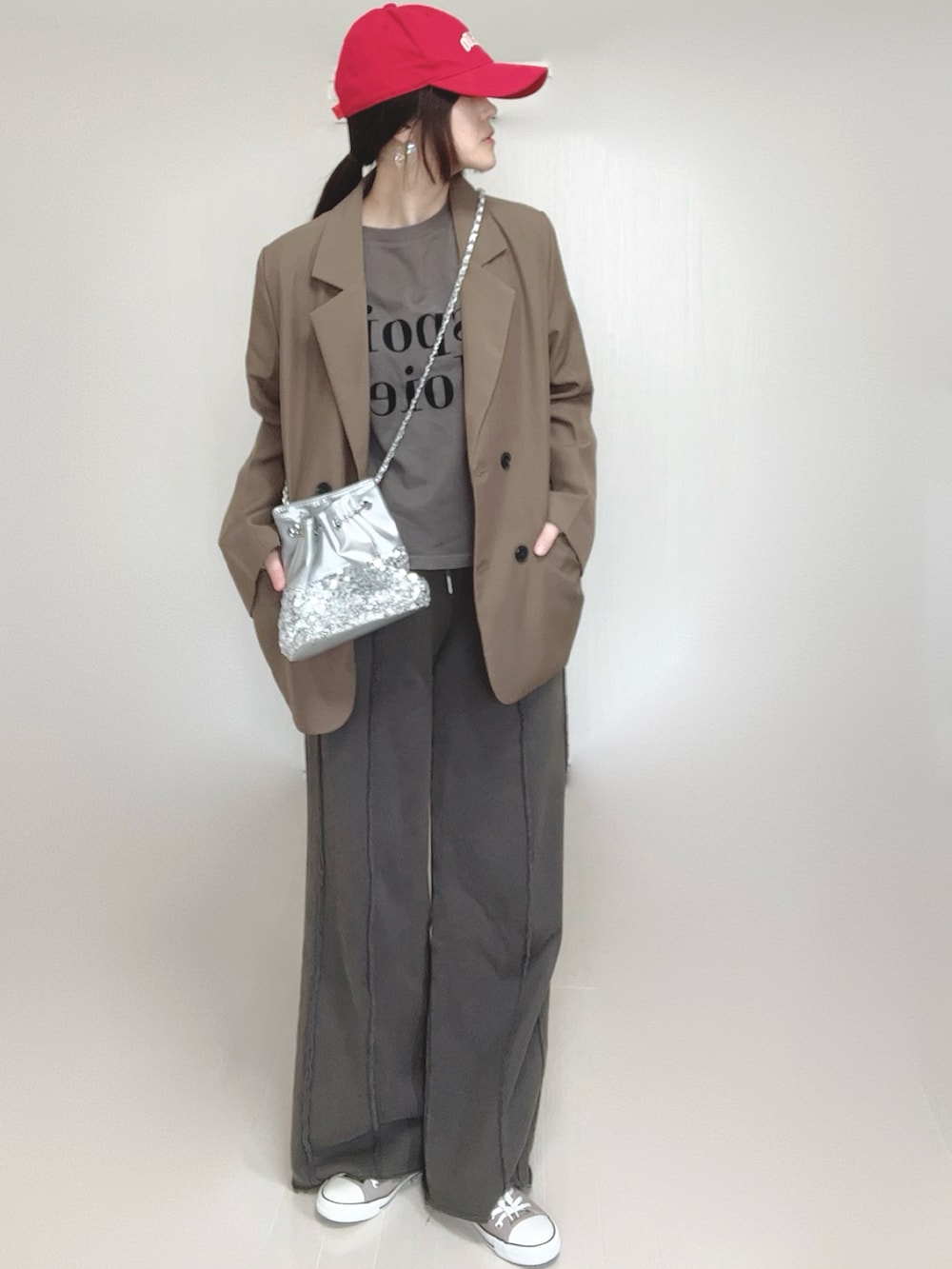 ブラック系のスウェットパンツ、ブラウン系のテーラードジャケット、シルバー系のショルダーバッグを着用したレディースの春コーディネートの2枚目の写真