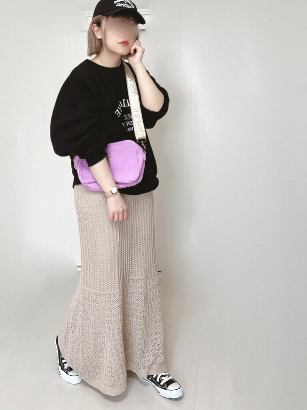 パープル系のショルダーバッグ、ブラック系のスウェット、ブラック系のスニーカーを着用したレディースの春コーディネートの5枚目の写真