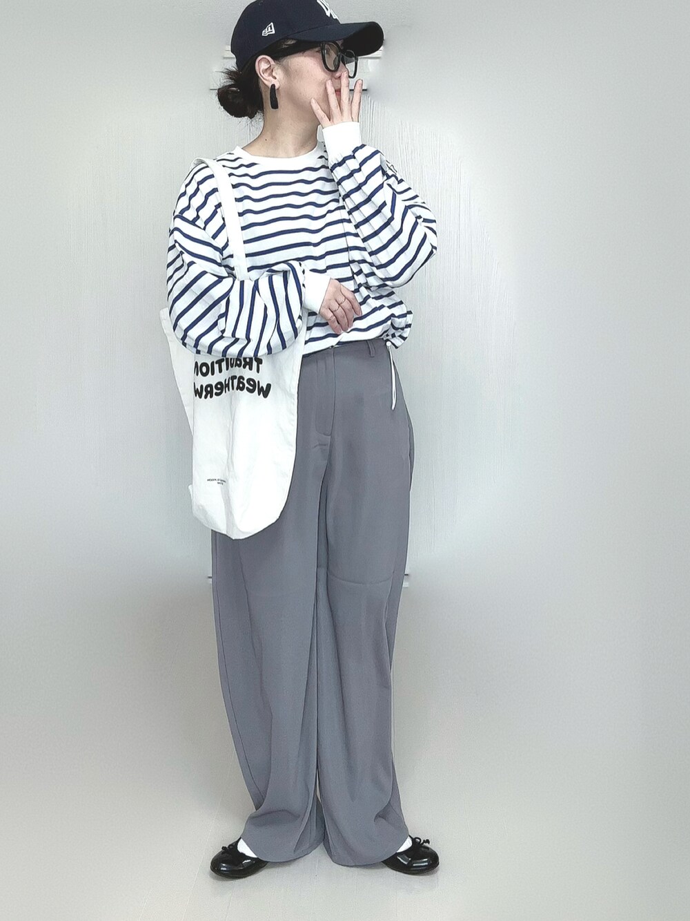 グレー系のその他パンツ、ホワイト系のトートバッグ、ブラック系のバレエシューズを着用したレディースの春コーディネートの4枚目の写真