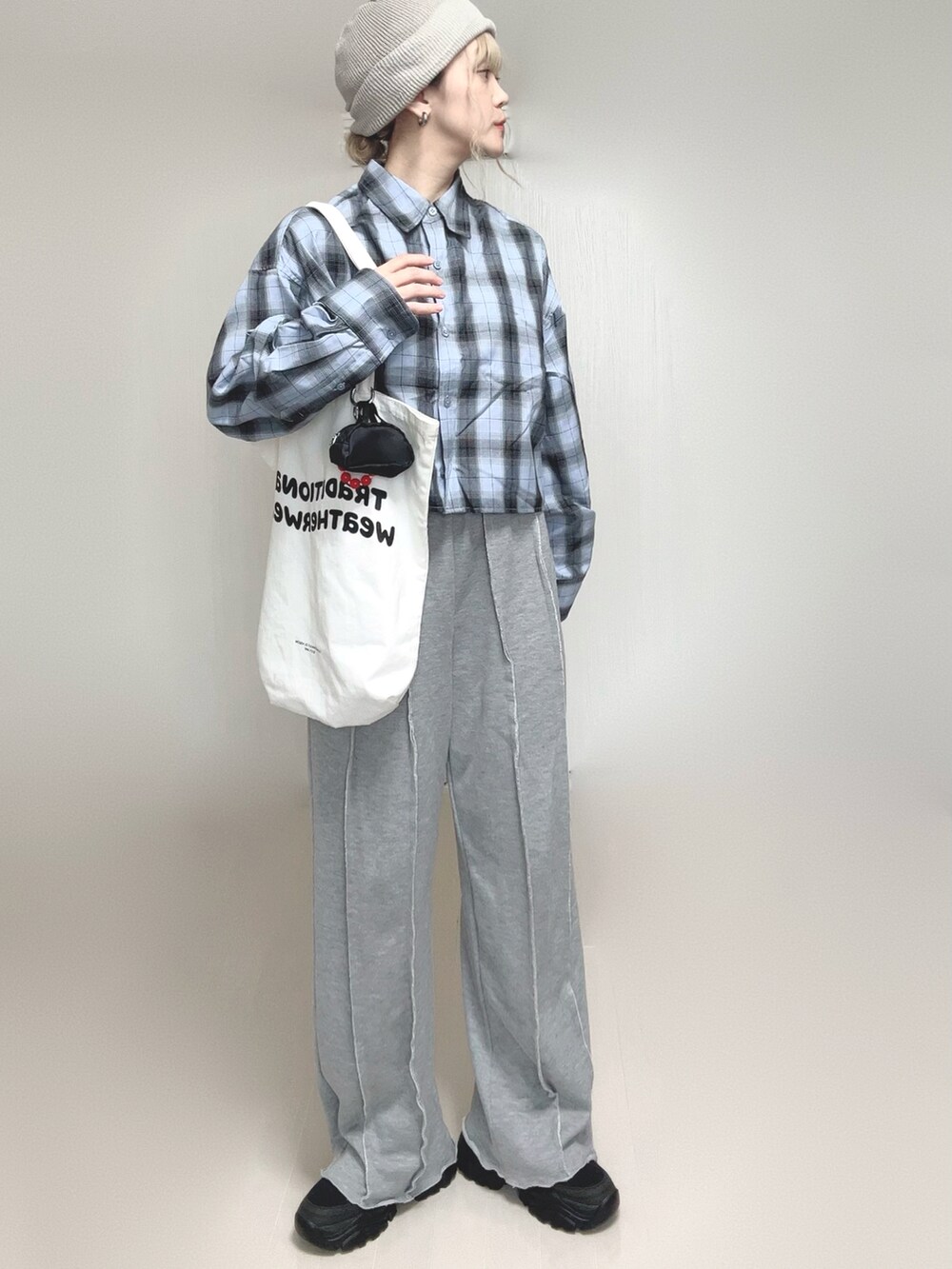 ブルー系のシャツ/ブラウス、グレー系のスウェットパンツ、ホワイト系のトートバッグを着用したレディースの秋コーディネートの5枚目の写真