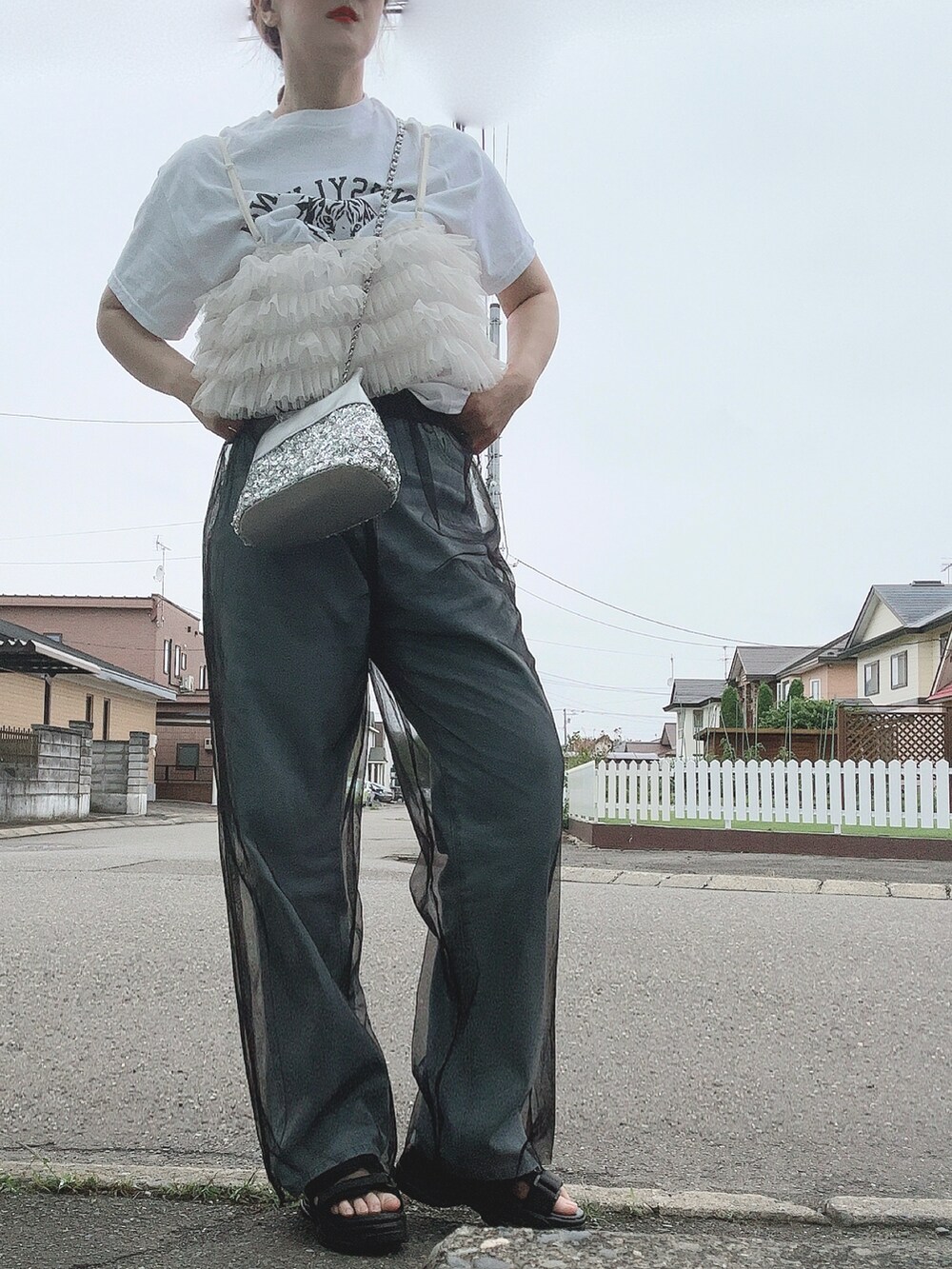 ブラック系のその他パンツ、ホワイト系のTシャツ/カットソー、シルバー系のショルダーバッグを着用したレディースの夏コーディネートの3枚目の写真