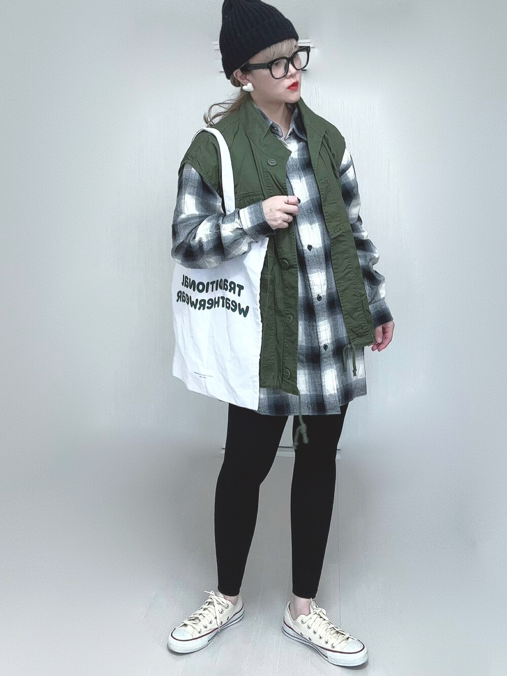 グリーン系のその他アウター、ホワイト系のシャツ/ブラウス、ホワイト系のトートバッグを着用したレディースの春コーディネートの4枚目の写真