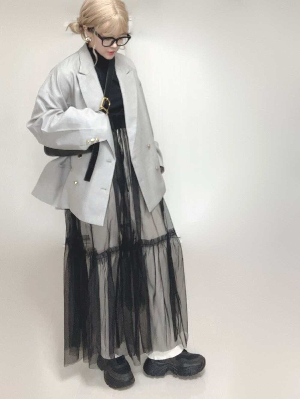 ブラック系のTシャツ/カットソー、グレー系のテーラードジャケット、ホワイト系のその他パンツを着用したレディースの春コーディネートの3枚目の写真