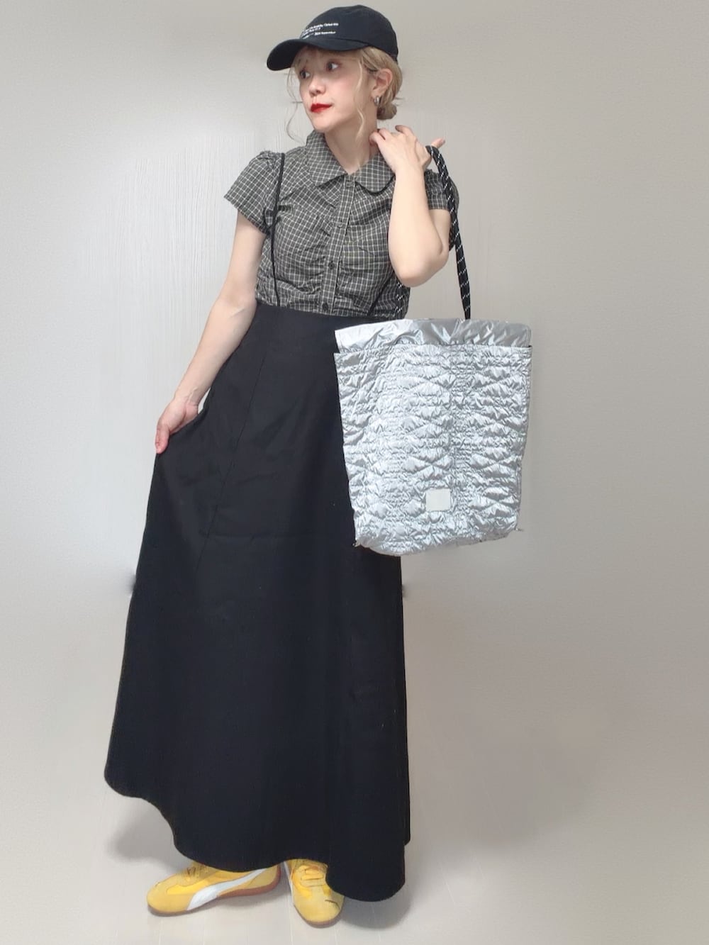 ブラック系のシャツ/ブラウス、シルバー系のトートバッグ、イエロー系のスニーカーを着用したレディースの夏コーディネートの5枚目の写真