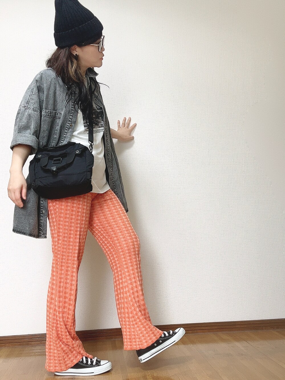 ブラック系のシャツ/ブラウス、ブラック系のショルダーバッグ、オレンジ系のその他パンツを着用したレディースの夏コーディネートの2枚目の写真