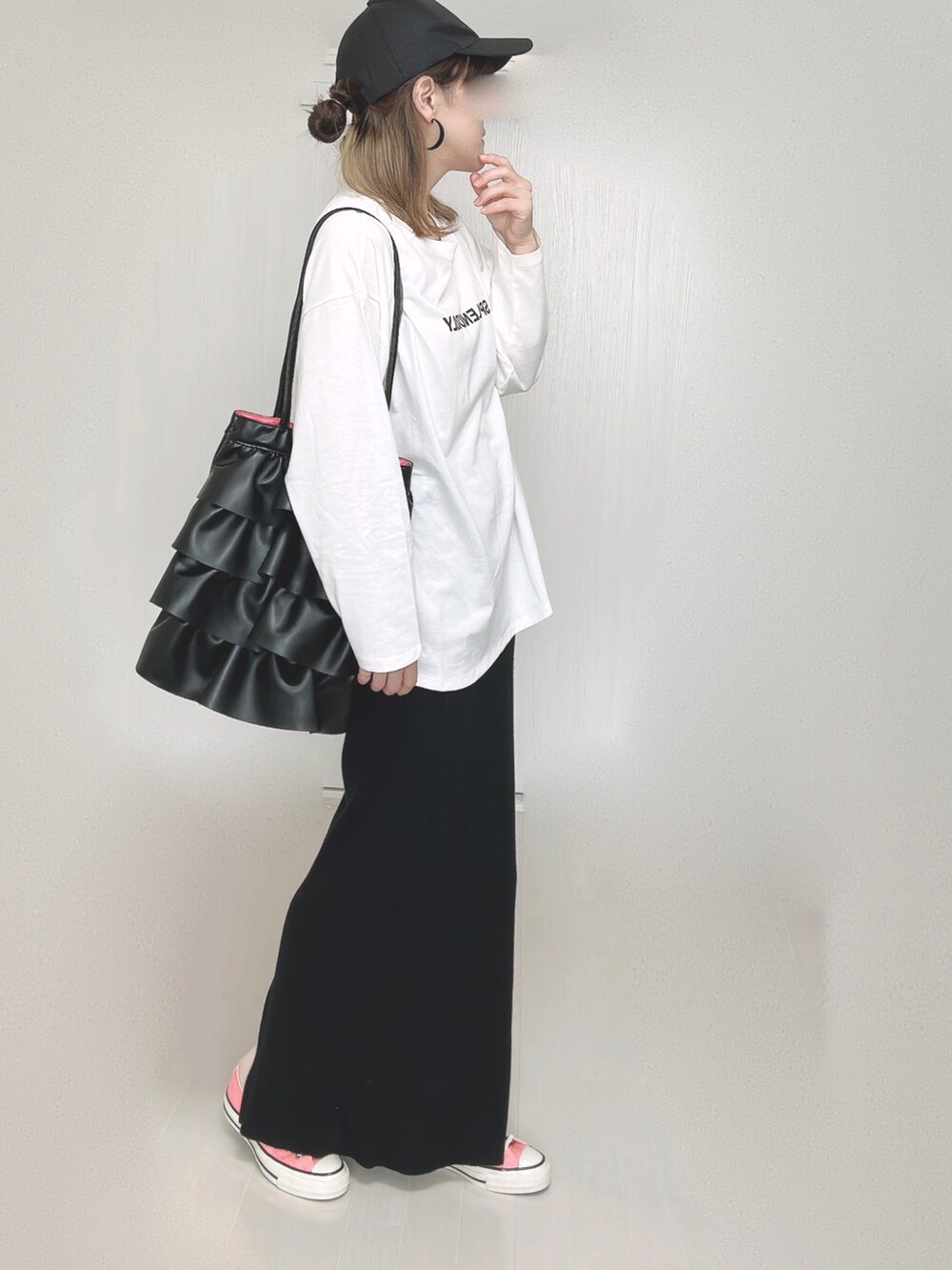 ブラック系のスカート、ピンク系のスニーカーを着用したレディースの秋コーディネートの3枚目の写真