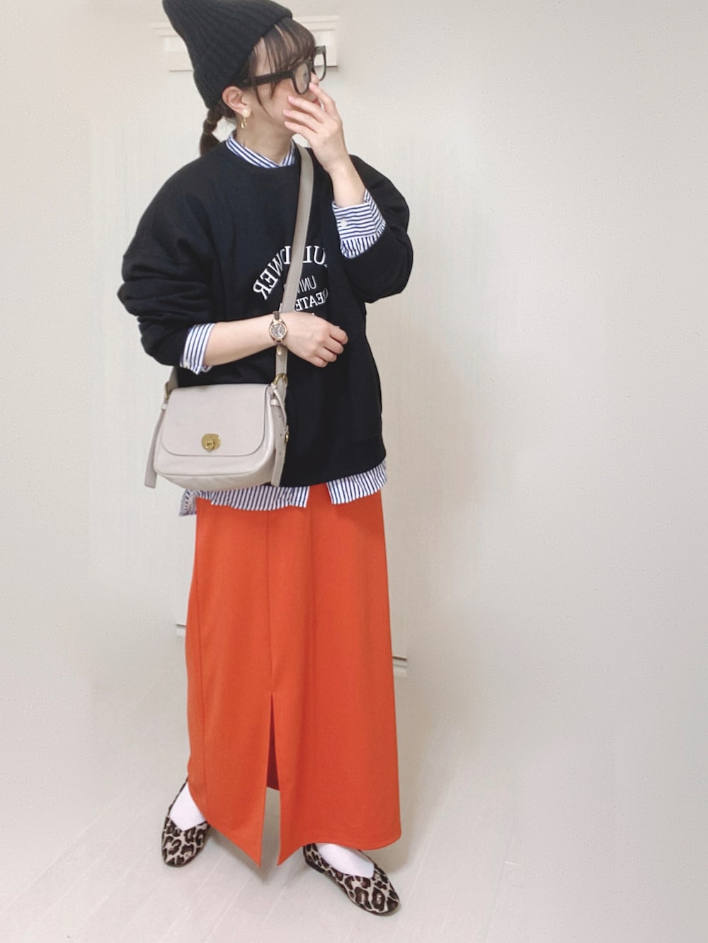 グレー系のメッセンジャーバッグ、ブラック系のスウェット、ブルー系のシャツ/ブラウスを着用したレディースの秋コーディネートの5枚目の写真