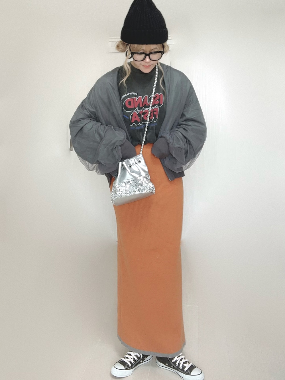 グレー系のブルゾン、グレー系のTシャツ/カットソー、シルバー系のショルダーバッグを着用したレディースの秋コーディネートの3枚目の写真