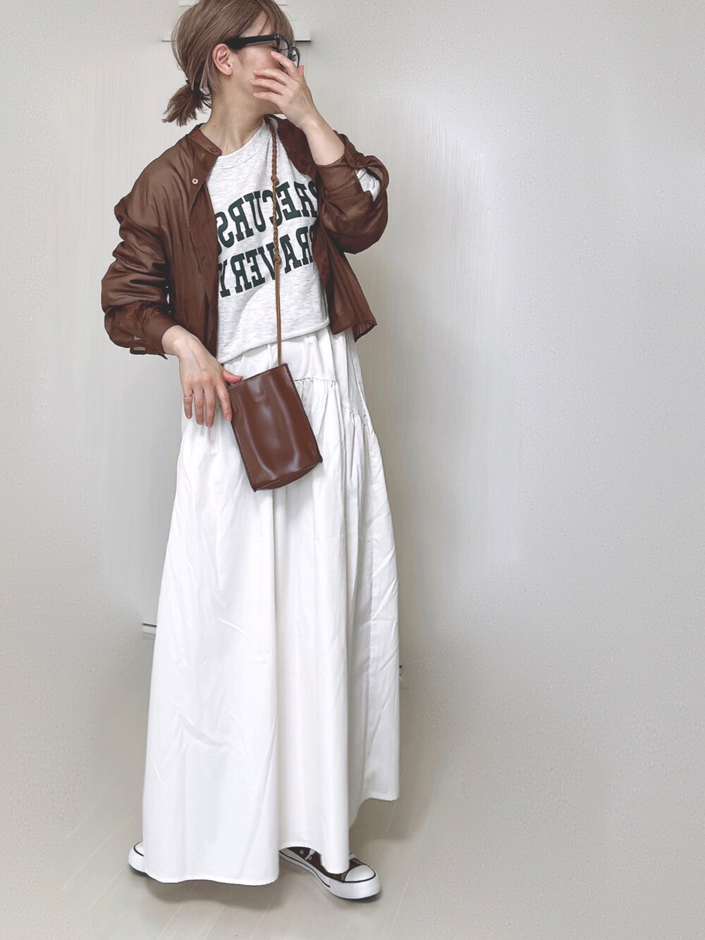 ホワイト系のスカート、ブラウン系のショルダーバッグ、ブラウン系のシャツ/ブラウスを着用したレディースの夏コーディネートの5枚目の写真