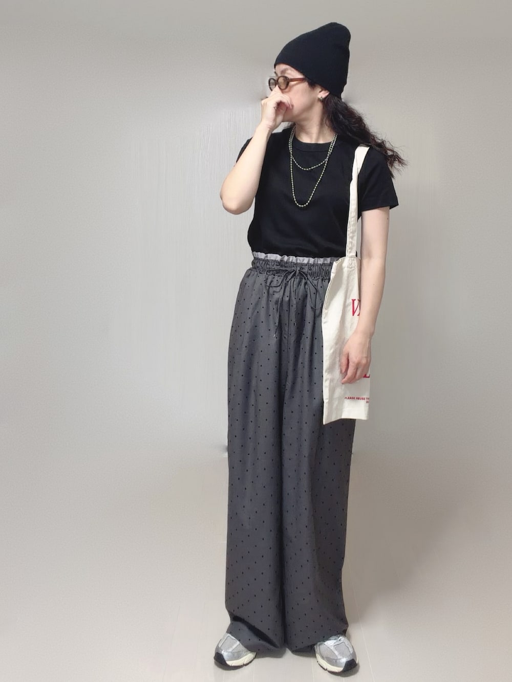 ホワイト系のトートバッグ、ブラック系のTシャツ/カットソー、ブラック系のニットキャップ/ビーニーを着用したレディースの夏コーディネートの2枚目の写真