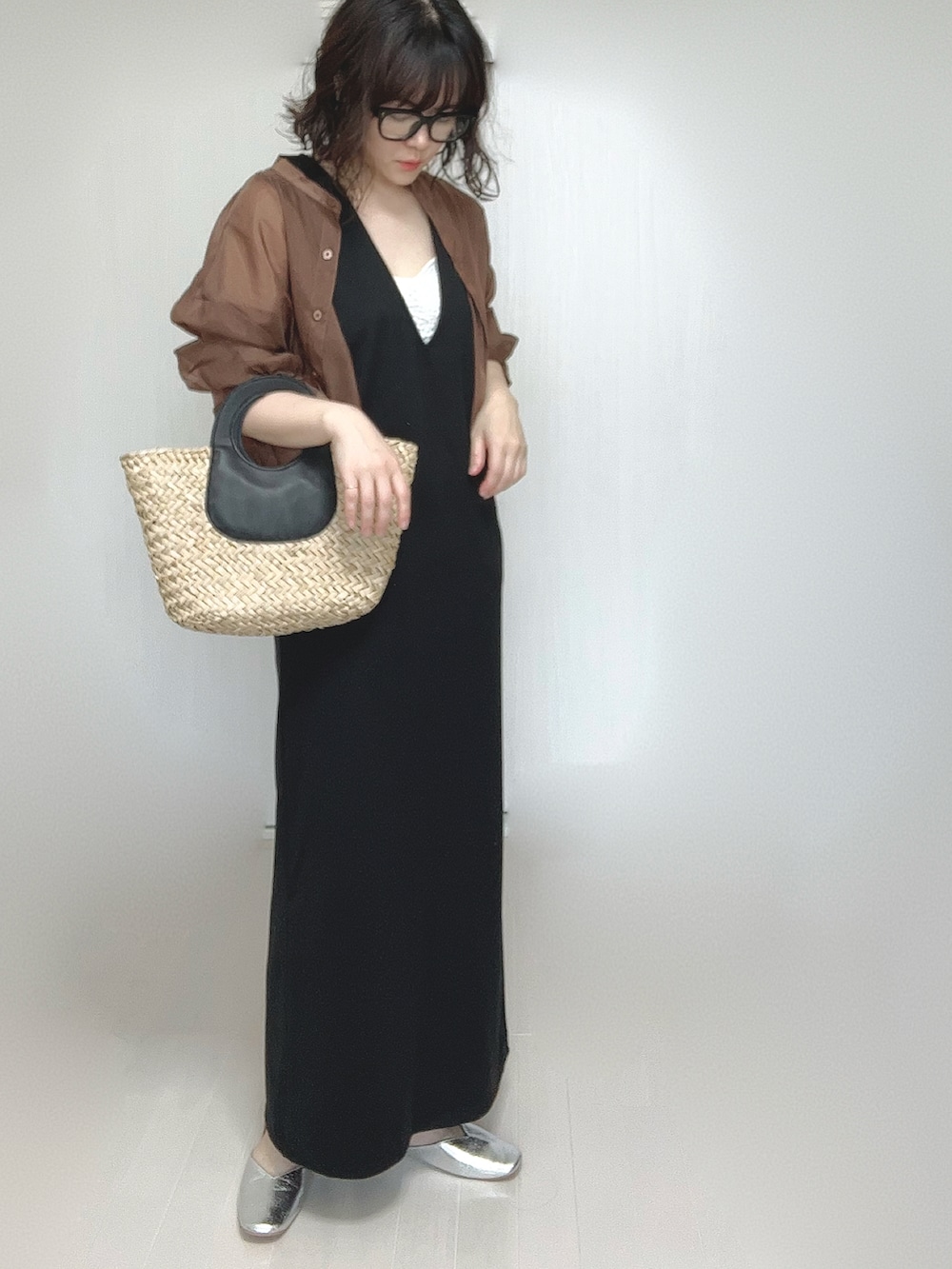 ブラック系のワンピース、ブラウン系のシャツ/ブラウス、シルバー系のパンプスを着用したレディースの春コーディネートの3枚目の写真