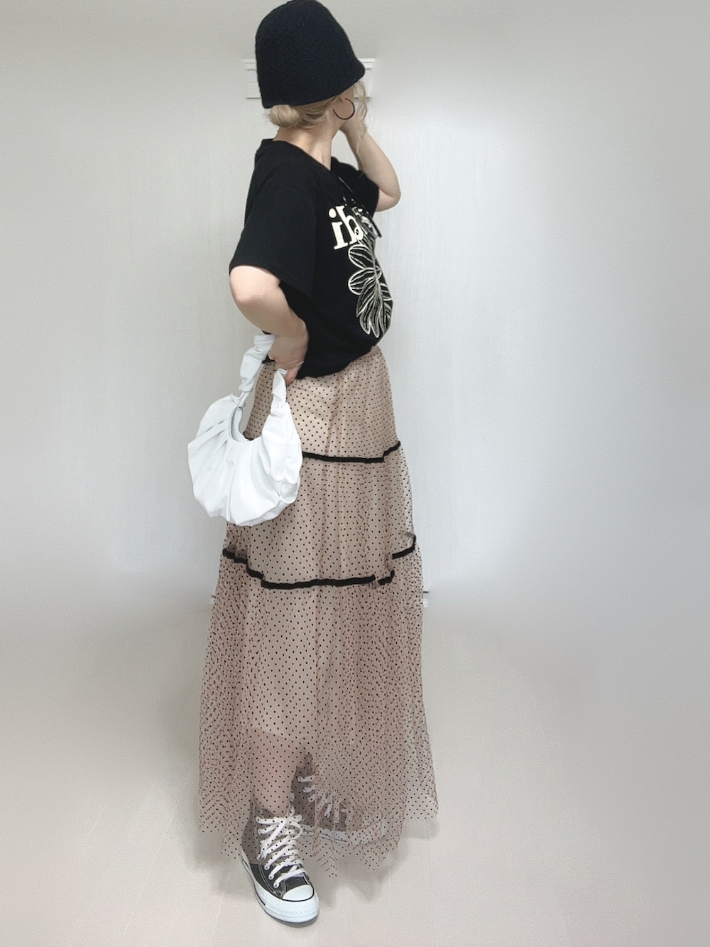 ブラック系のTシャツ/カットソー、ベージュ系のスカート、ブラック系のスニーカーを着用したレディースの夏コーディネートの3枚目の写真