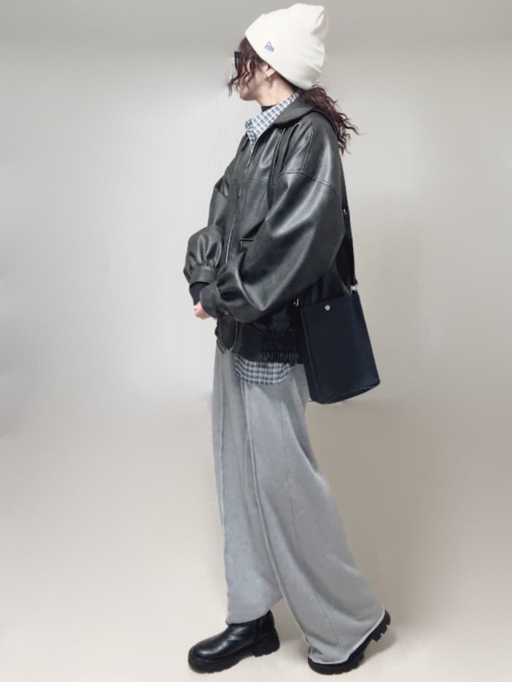 ブラック系のシャツ/ブラウス、ブラック系のブルゾン、グレー系のスウェットパンツを着用したレディースの秋コーディネートの4枚目の写真