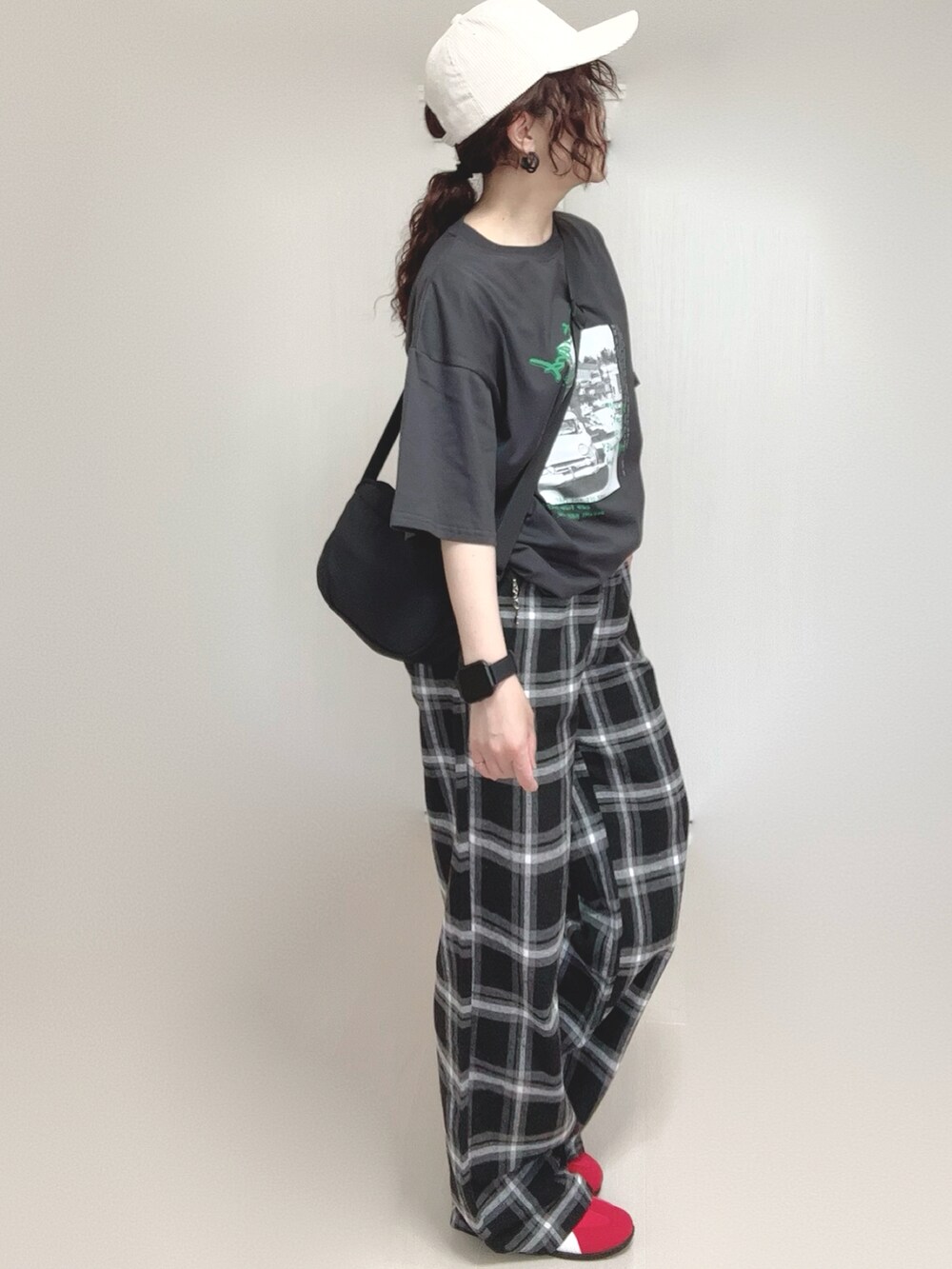 グレー系のTシャツ/カットソーを着用したレディースの夏コーディネートの5枚目の写真