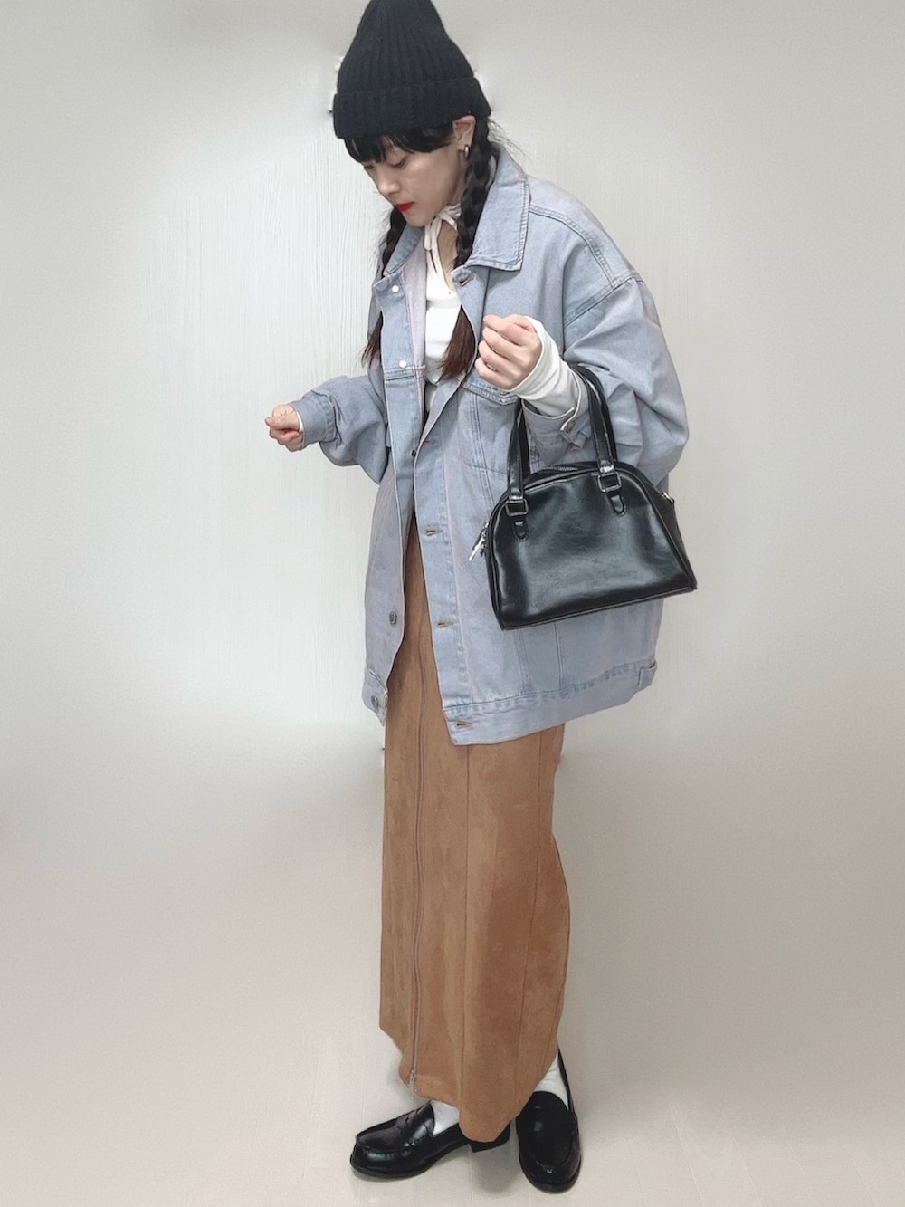 ホワイト系のTシャツ/カットソー、ピンク系のデニムジャケット、ベージュ系のスカートを着用したレディースの冬コーディネートの3枚目の写真