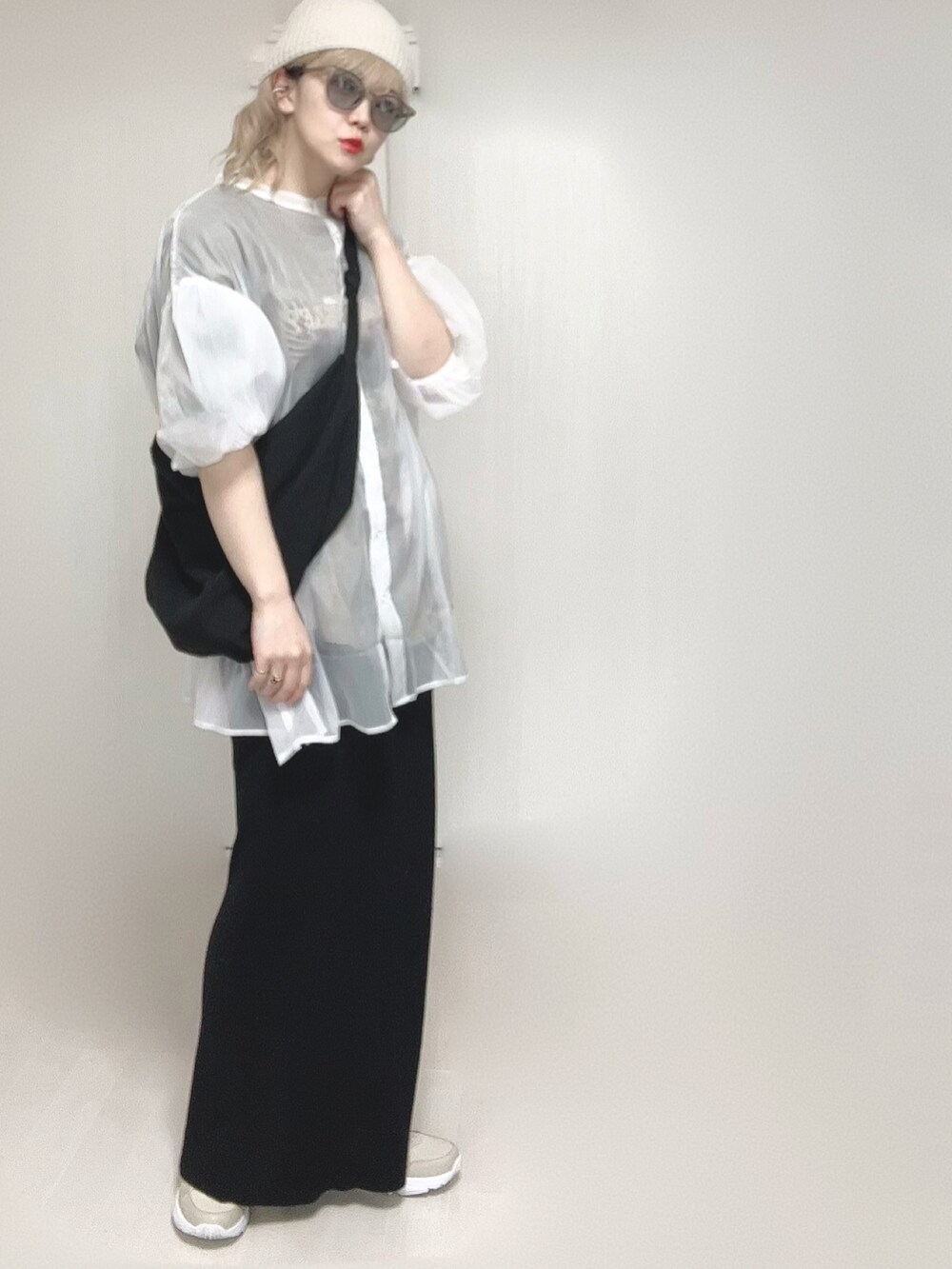 ホワイト系のシャツ/ブラウス、グリーン系のTシャツ/カットソー、ブラック系のスカートを着用したレディースの春コーディネートの2枚目の写真