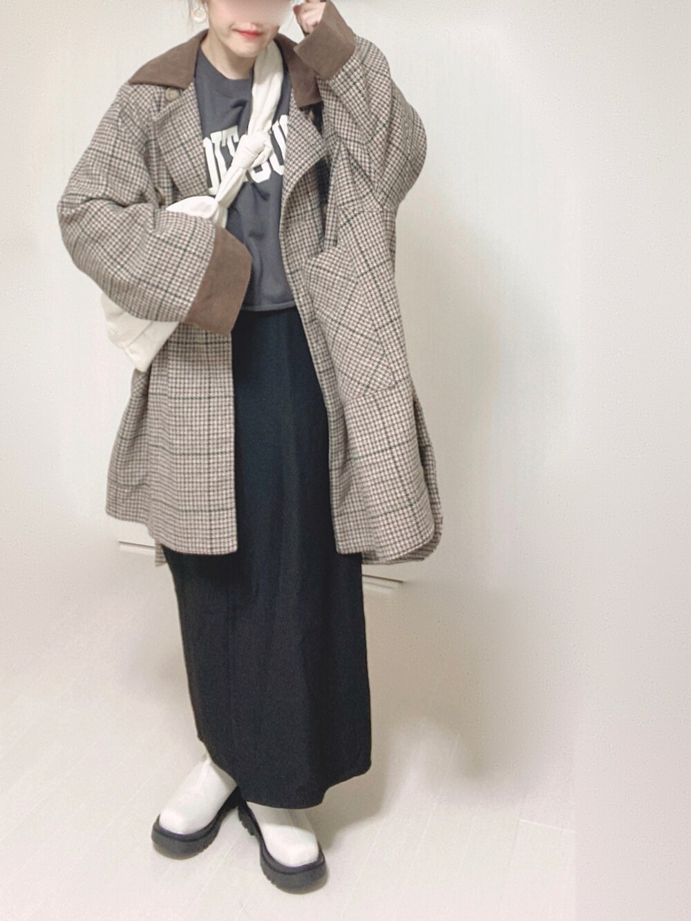 その他のその他アウター、ホワイト系のショルダーバッグ、ブラック系のスカートを着用したレディースの秋コーディネートの4枚目の写真