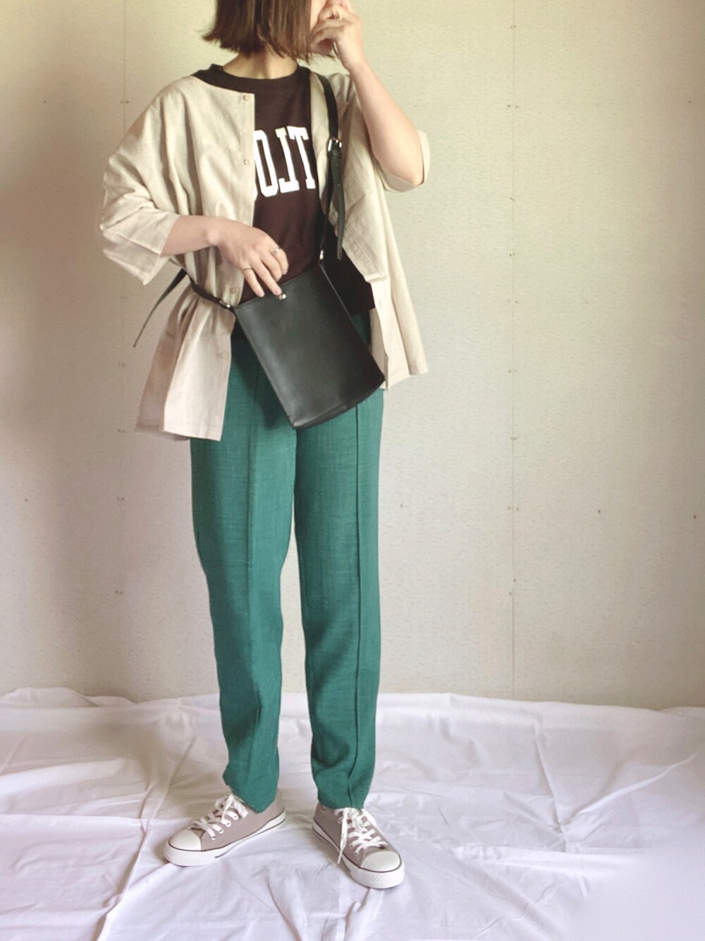 ブラック系のTシャツ/カットソー、ベージュ系のチュニック、ブラック系のショルダーバッグを着用したレディースの夏コーディネートの3枚目の写真