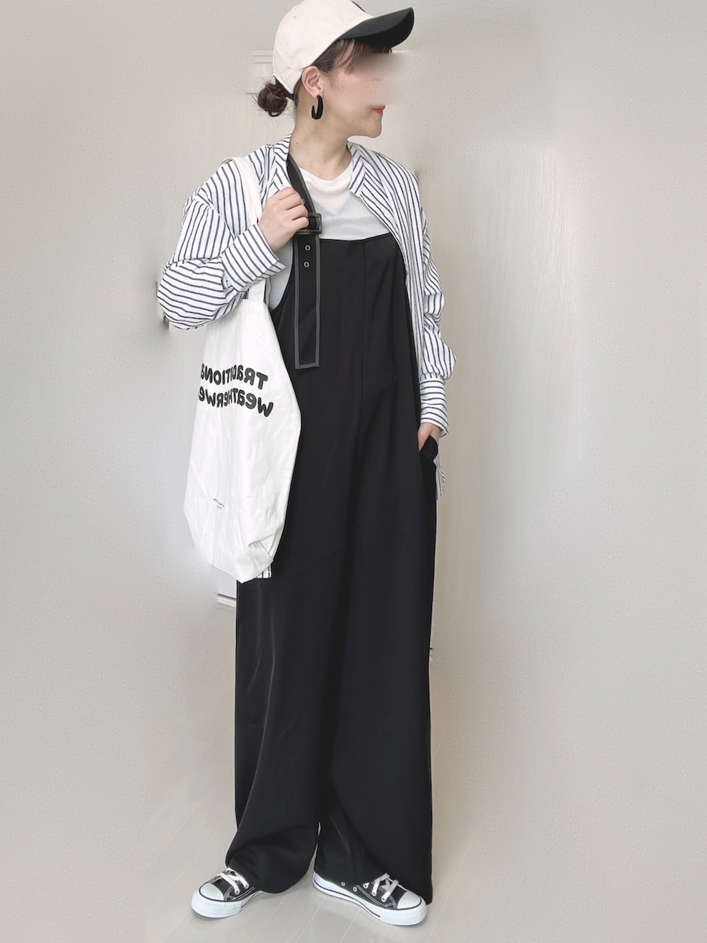 ブラック系のサロペット/オーバーオール、ホワイト系のTシャツ/カットソー、ホワイト系のシャツ/ブラウスを着用したレディースの秋コーディネートの4枚目の写真