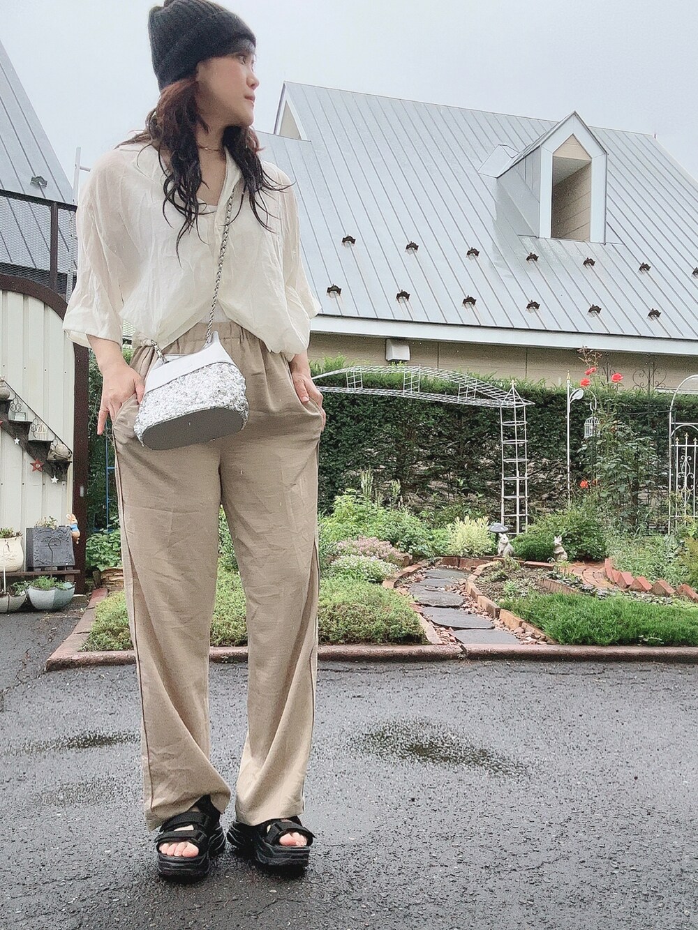 ホワイト系のシャツ/ブラウス、ベージュ系のその他パンツ、シルバー系のショルダーバッグを着用したレディースの夏コーディネートの3枚目の写真