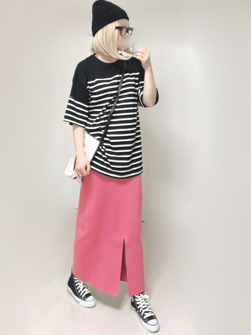 ブラック系のTシャツ/カットソー、ホワイト系のショルダーバッグ、ピンク系のスカートを着用したレディースの夏コーディネートの4枚目の写真