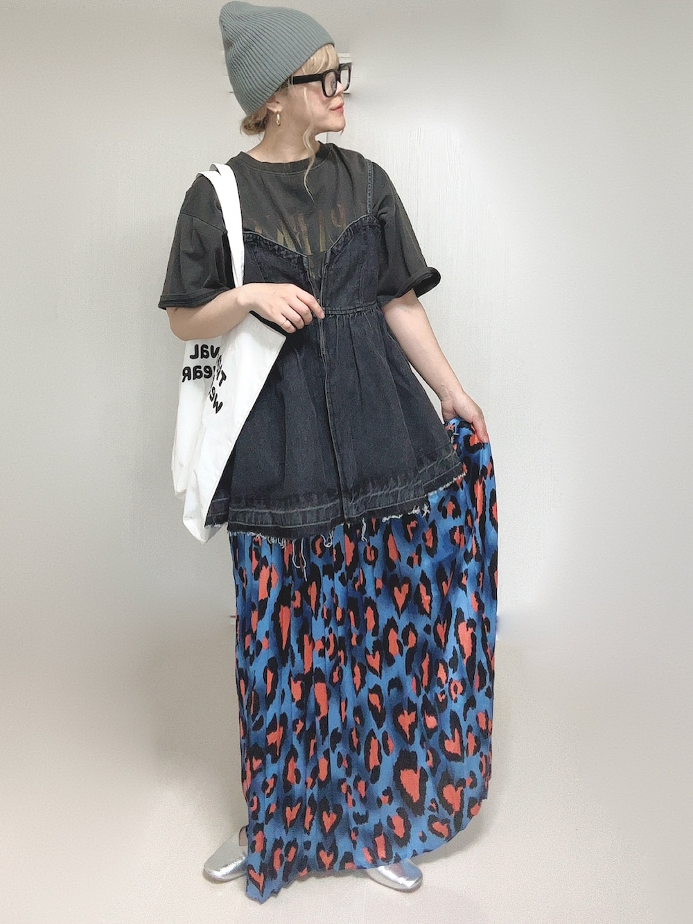 ブルー系のスカート、ブラック系のTシャツ/カットソー、ホワイト系のトートバッグを着用したレディースの夏コーディネートの3枚目の写真